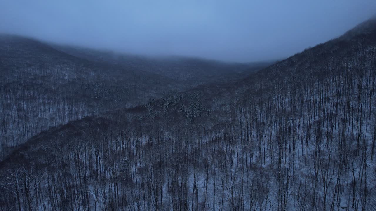 Belas imagens aéreas de drone das Montanhas Apalaches cobertas de neve à noite