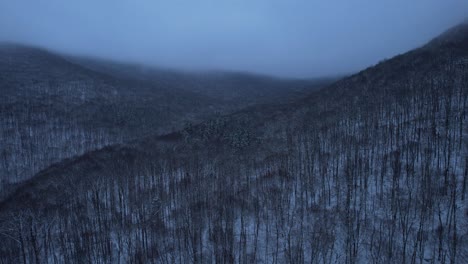 Wunderschöne-Luftdrohnenvideoaufnahmen-Der-Schneebedeckten-Appalachen-In-Der-Nacht-Am-Abend