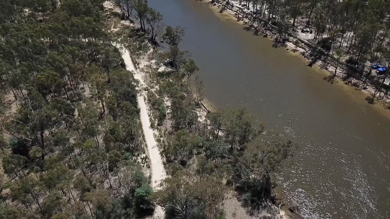 Droneoptagelse, der panorerer ned over en australsk flod