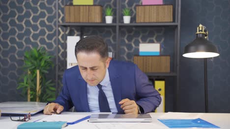 hombre de negocios con malos ojos.