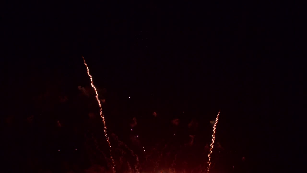 축제에서 축하하기 위해 밤에 아름다운 다채로운 불 작품 전시