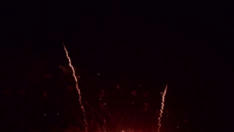 hermosa exhibición de trabajo de fuego colorido por la noche para la celebración en el festival