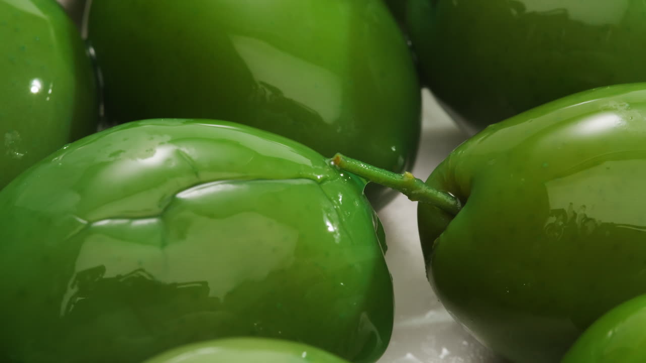 고품질의 4k 영상으로 그리스에서 배경으로 인 둥근 녹색 올리브.