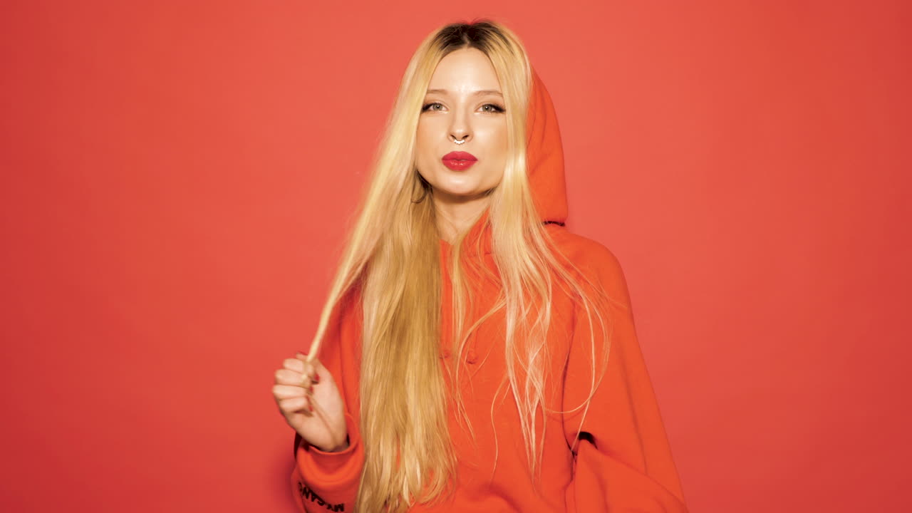 빨간 후디를 입은 여자