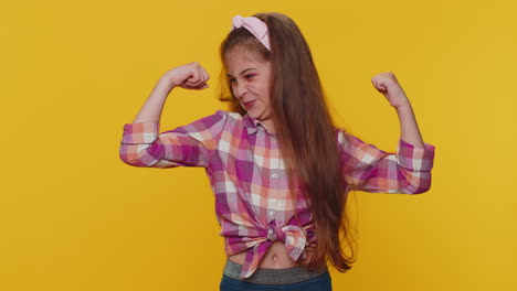 en forma deportiva confiada pequeña niña preadolescente niño mostrando bíceps sensación de poder fuerza éxito ganar