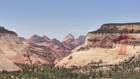 Perspectiva-Aérea-Del-Parque-Nacional-Zion,-Un-Santuario-Natural-Prístino-En-El-Suroeste-De-Utah