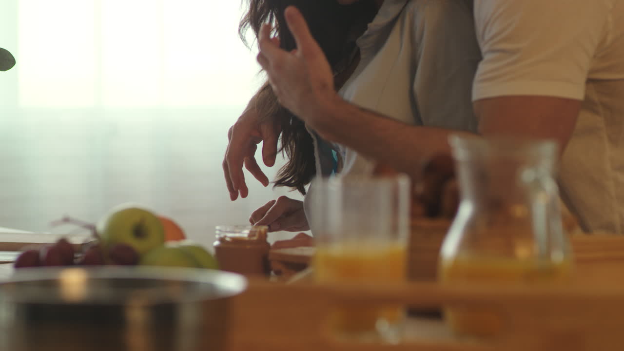 Pareja feliz preparando el desayuno juntos