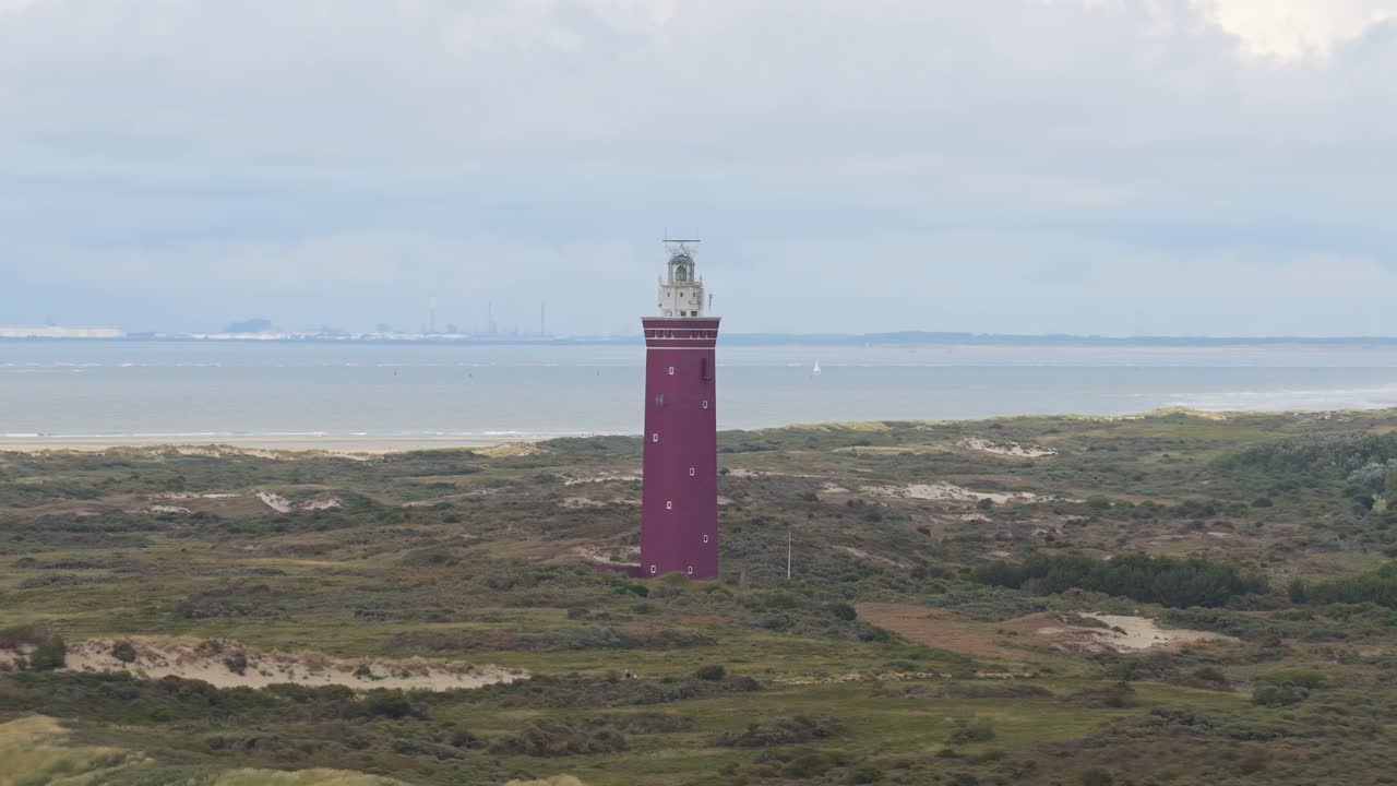 Riprese con drone del faro costiero di Ouddorp e delle dune sabbiose, Paesi Bassi