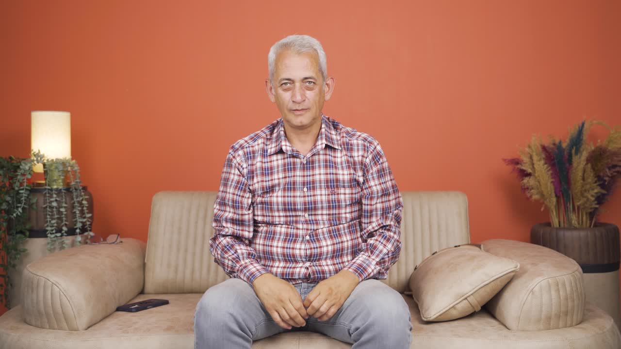 Uomo che fa il simbolo del cuore alla fotocamera