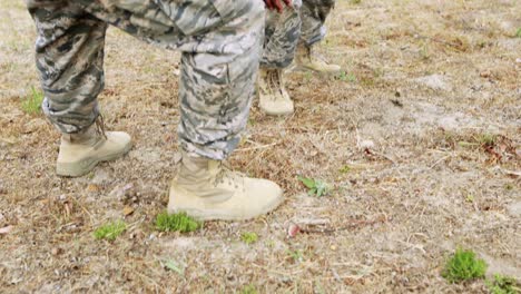 soldados militares durante un ejercicio de entrenamiento con armas