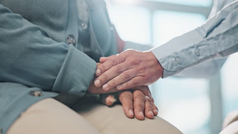 una persona sosteniendo la mano de una persona mayor