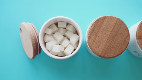 cubos de azúcar blanco en un frasco