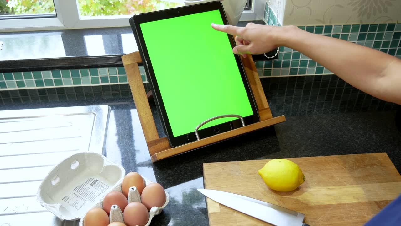 preparación para cocinar y hornear con una receta de tableta de pantalla verde