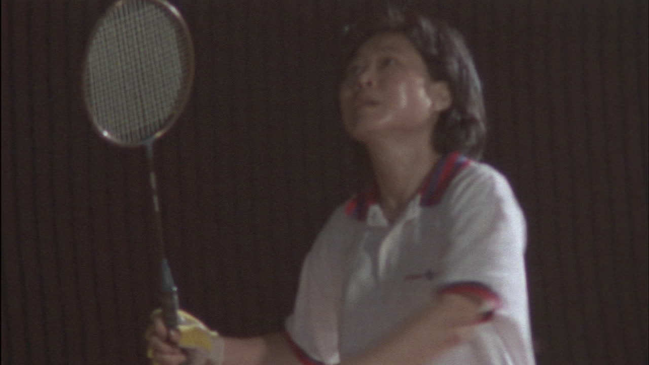 dos mujeres juegan un partido de bádminton