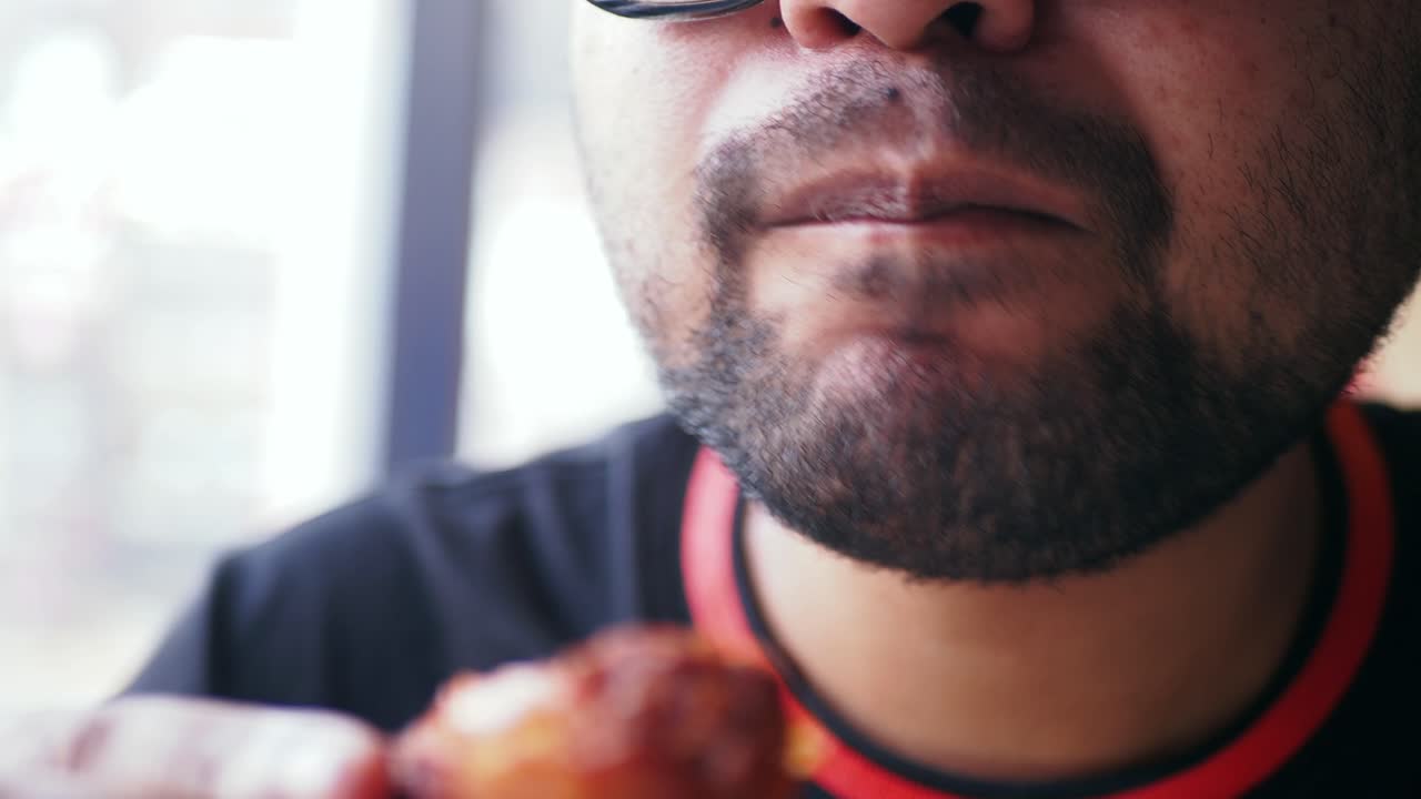 hombre comiendo pollo frito