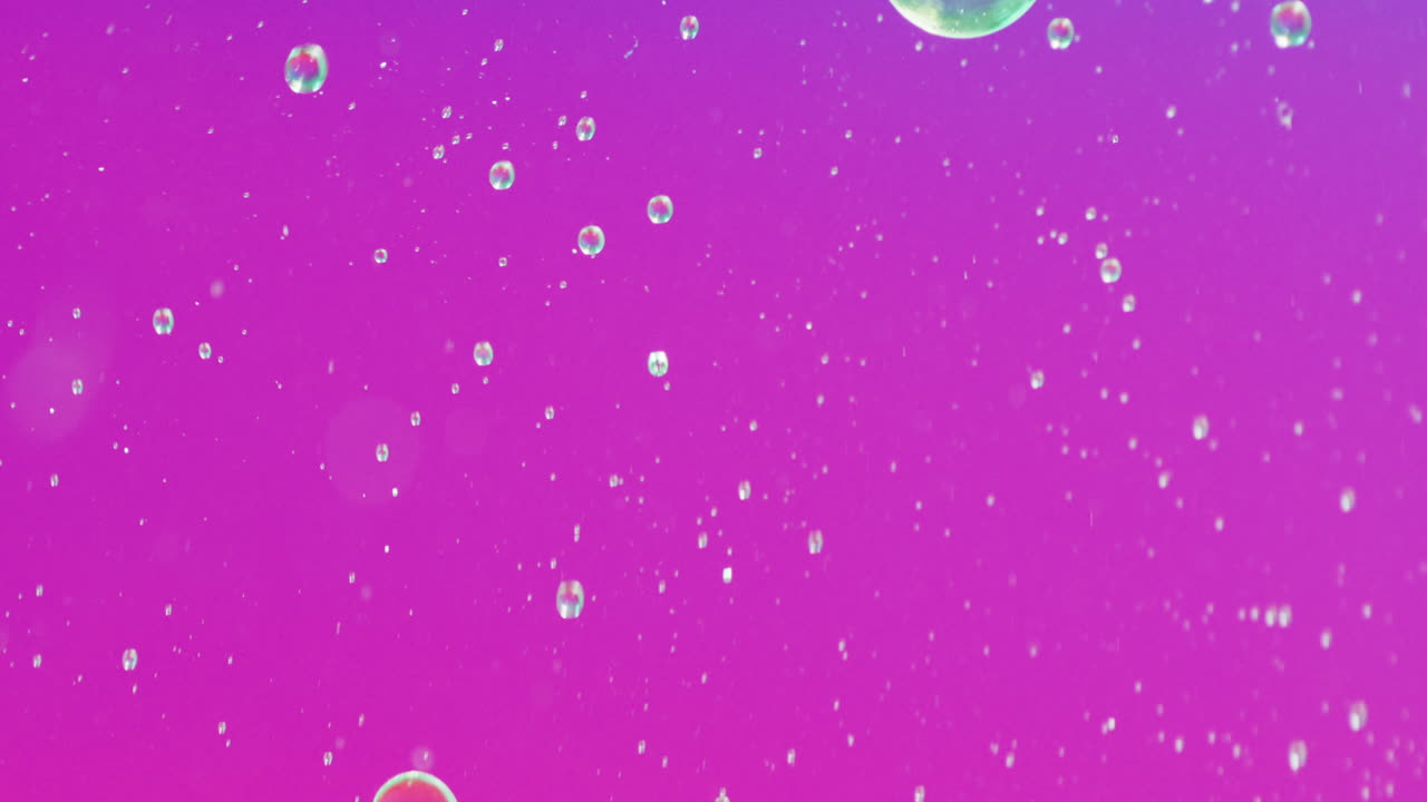 복사 공간과 함께 보라색 배경에 움직이는 거품의 애니메이션