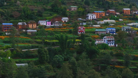 Región-Montañosa-De-Nepal,-Viviendas-Tradicionales,-Tierras-Agrícolas,-Auténtico-Disparo-Con-Drones-4k