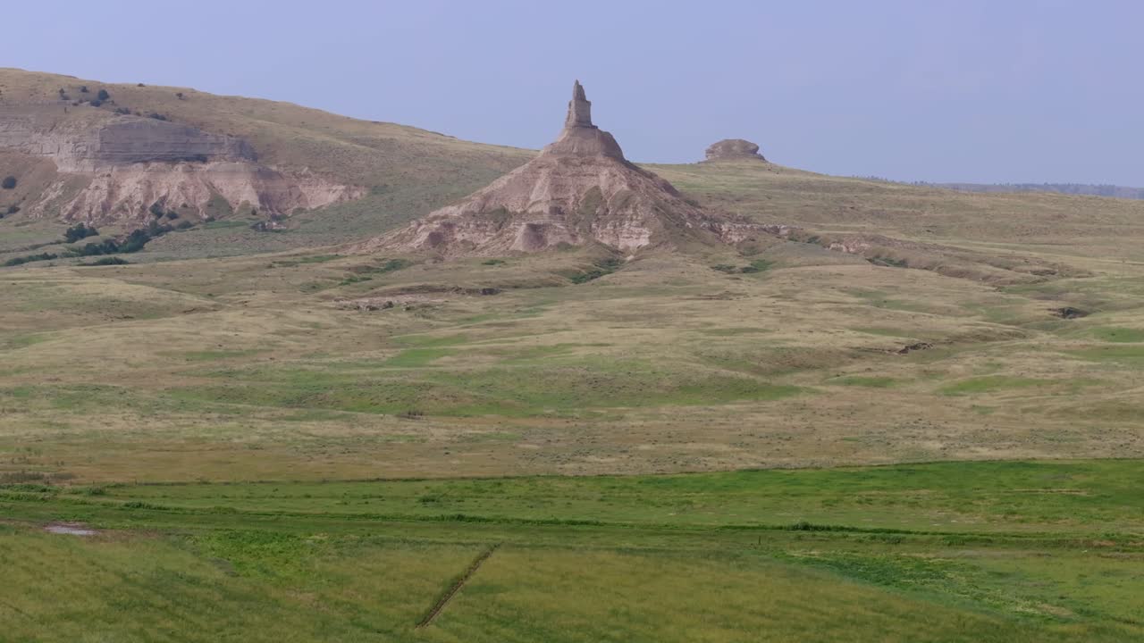 Chimney Rock, Nebraska, captures vast landscape under clear blue sky