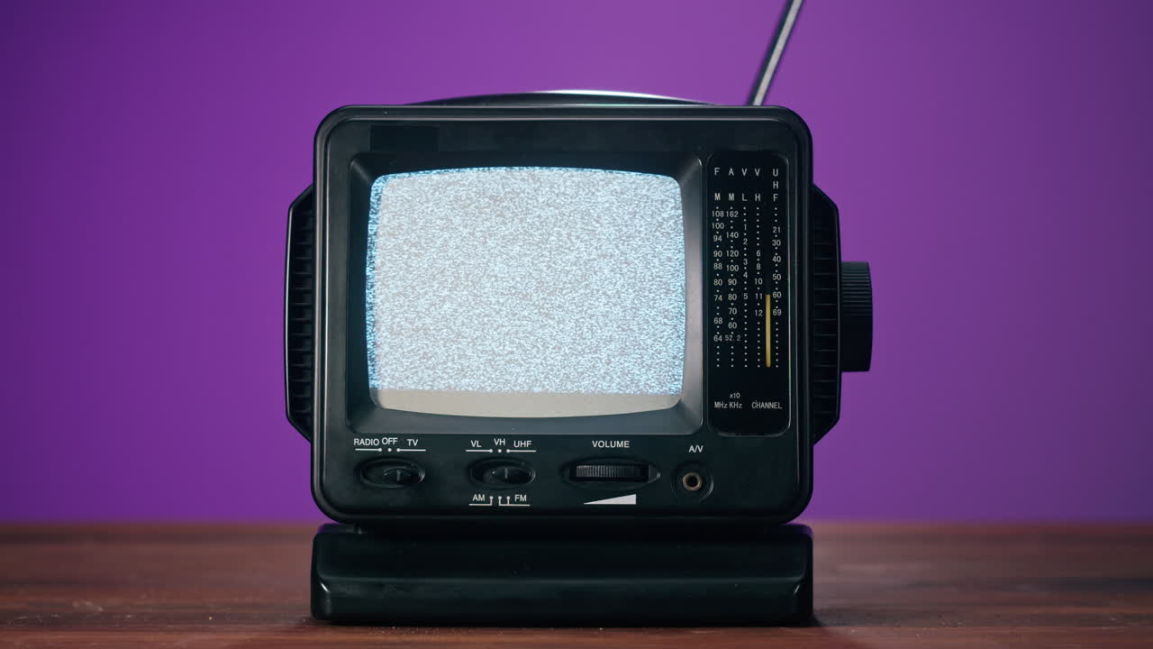 Televisione portatile vintage con effetto neve