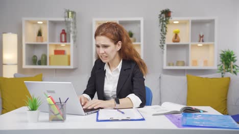 kobieta pracująca w domu widzi swoją porażkę na laptopie.