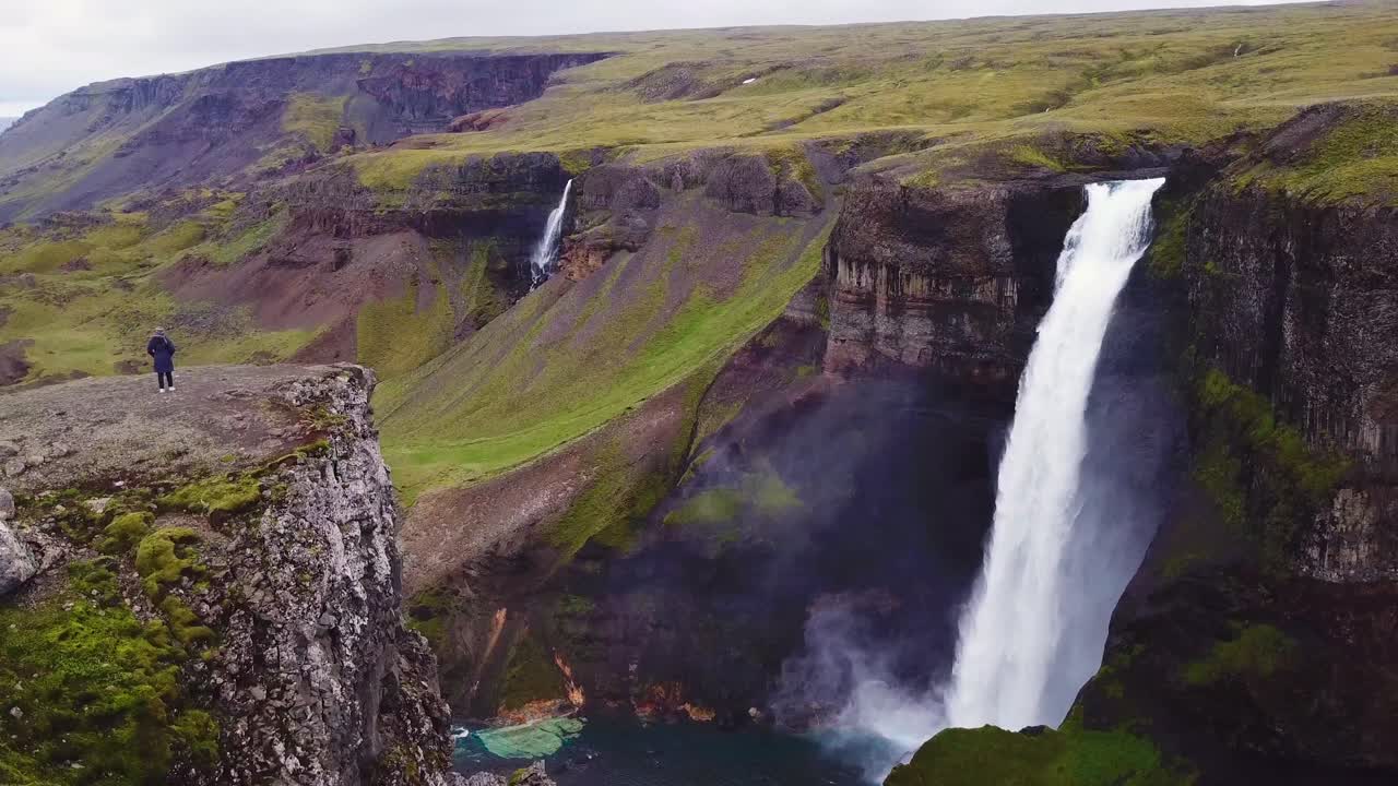 antena sobre la hermosa y asombrosa cascada alta de haifoss en islandia