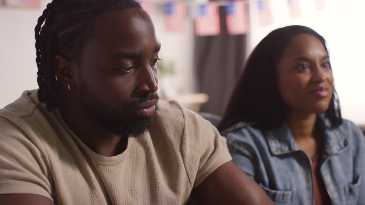 amigos en casa celebrando con fiesta por el día de la independencia de estados unidos 4 de julio hablando y comiendo bocadillos 1
