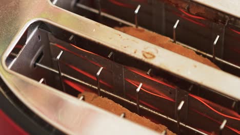 pan blanco rebanado dentro de una tostadora en la mesa de la cocina desayuno