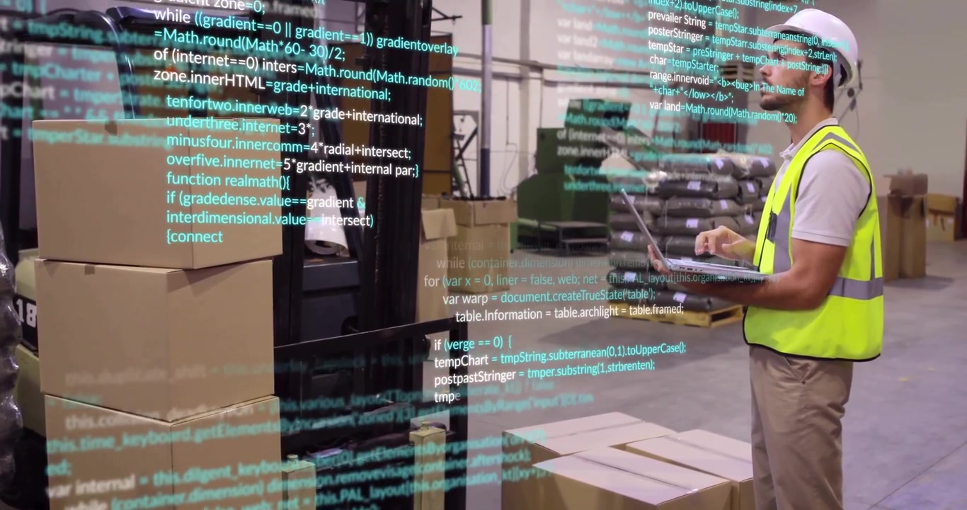 Lagermedarbejder løfter bærbar computer og indtaster lagerdata til inventarkontrol af gaffeltruckpaller.