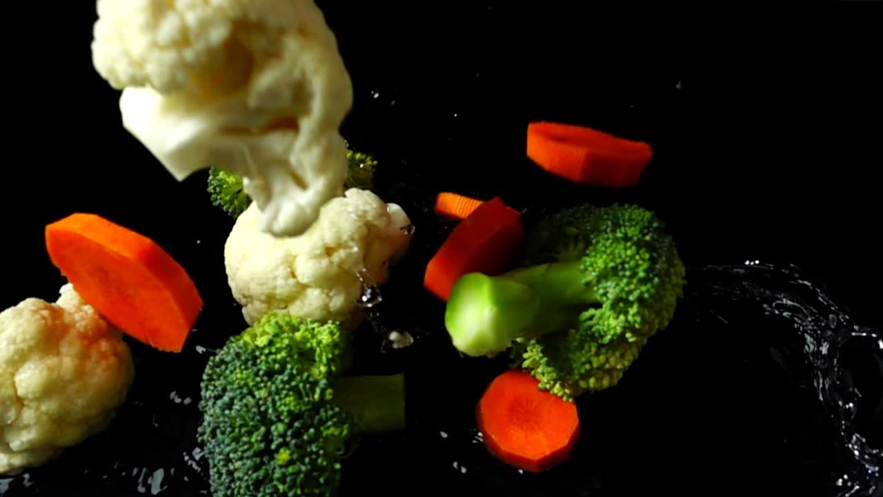 Misto di verdure con cavolfiore, broccoli e carote. Movimento rallentato.