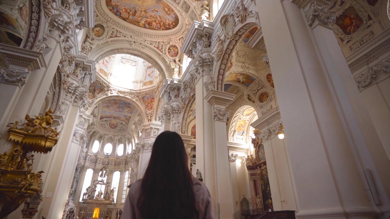 Touriste à l'intérieur de la majestueuse cathédrale Saint-Étienne à Passau, Allemagne. Prise de vue au ralenti