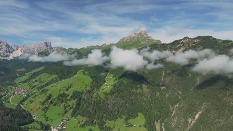 Sass-De-Putia:-Una-Aventura-Aérea-Sobre-Una-Majestuosa-Cadena-Montañosa