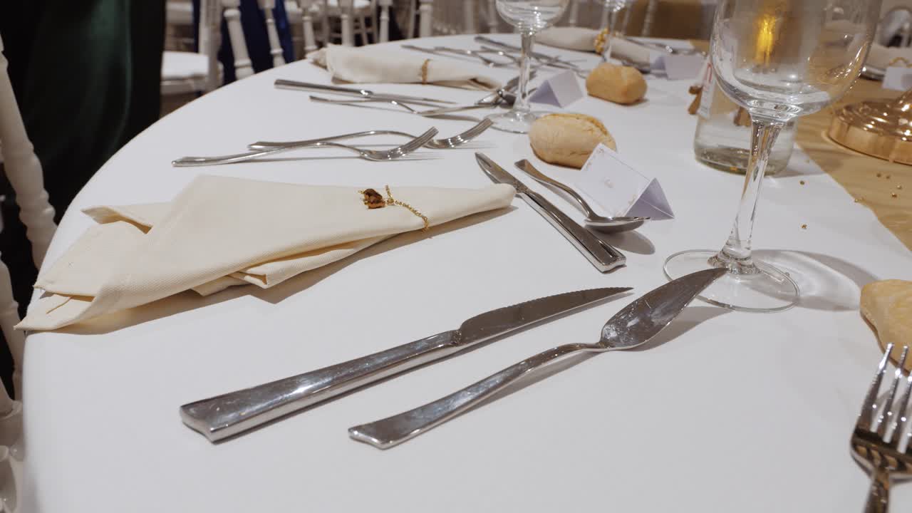 결혼식에서 손님을 위해 준비된 식구와 함께 설정된 테이블의 정적