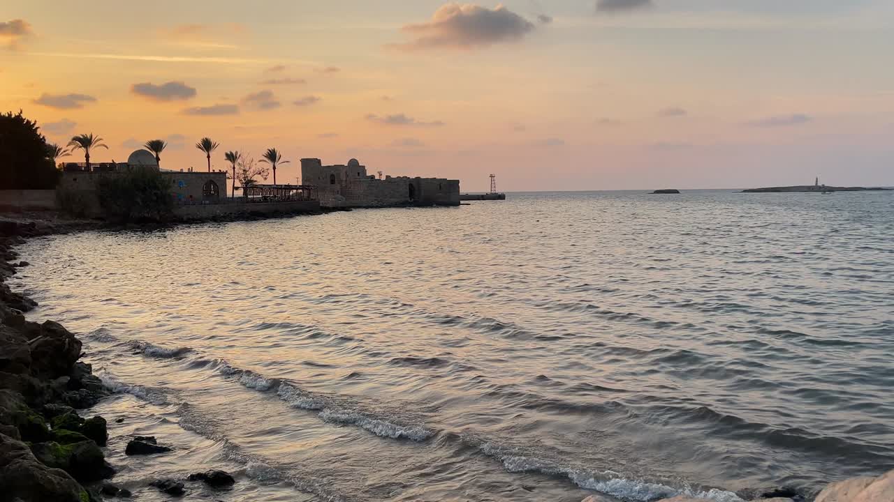 레바논의 시돈 도시 - 십자군에 의해 지어진 시돈 바다 성 - 사이다 코르니치와 건물 - 해가 지는 시돈