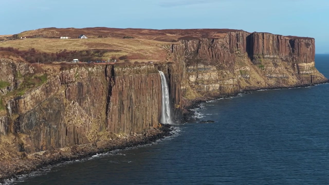 Betagende luftfoto af Mealt Falls vandfaldet ved Kilt Rock på Trotternish-halvøen, øen Skye, Skotland på en solrig dag.