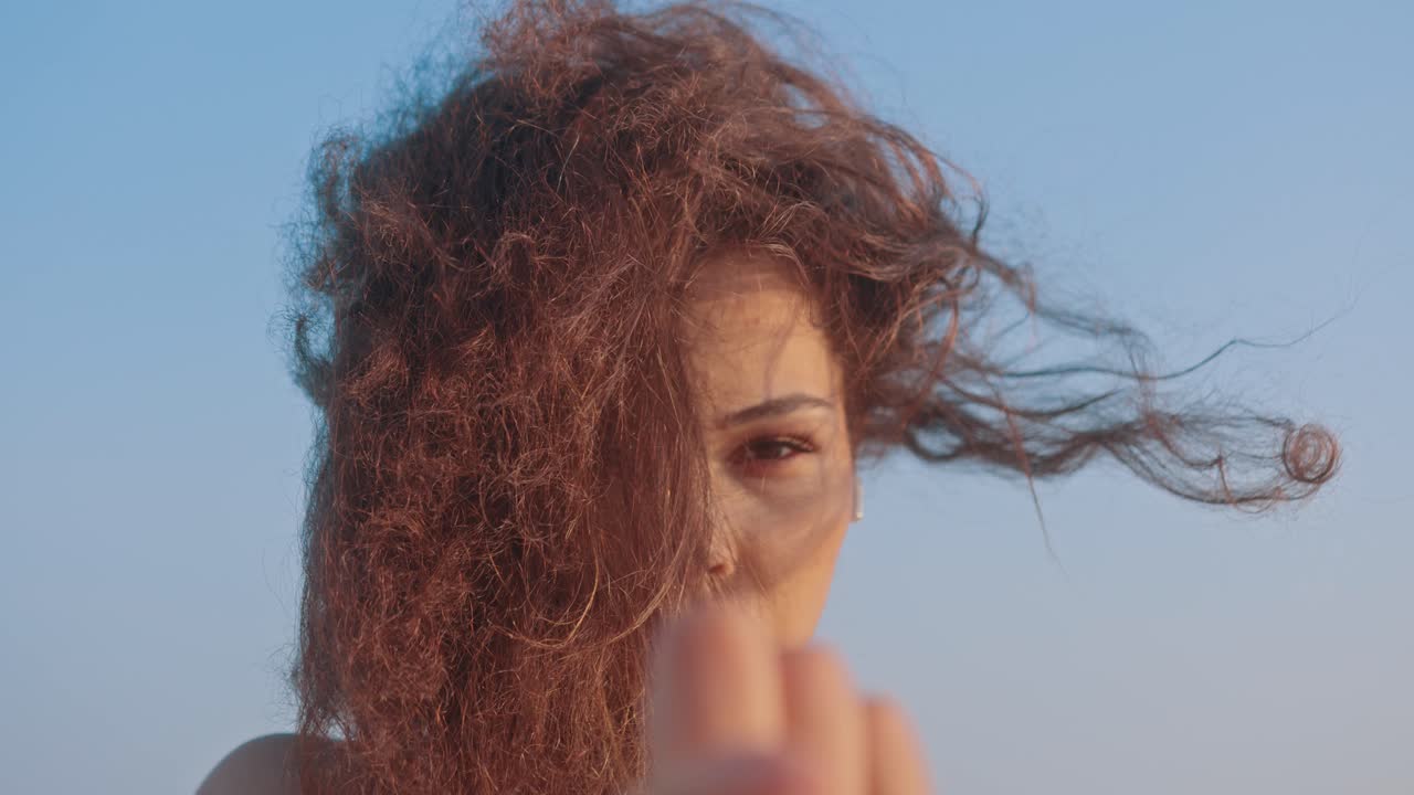 해가 지는 해변에 있는 여자