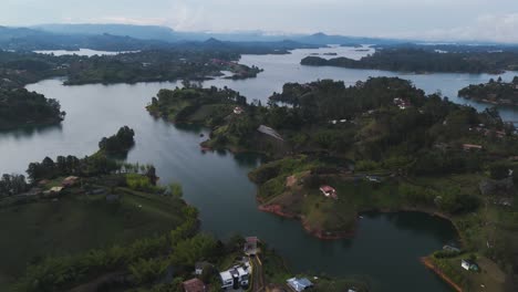 Schaffung-Einer-Luftlandschaft-Von-Guatape,-Kolumbien-Bei-Sonnenuntergang