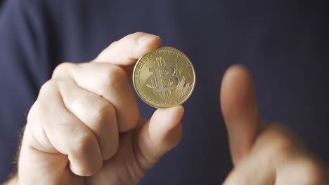 Bitcoin.-Mann-Bietet-Bitcoin-In-Der-Hand-An.