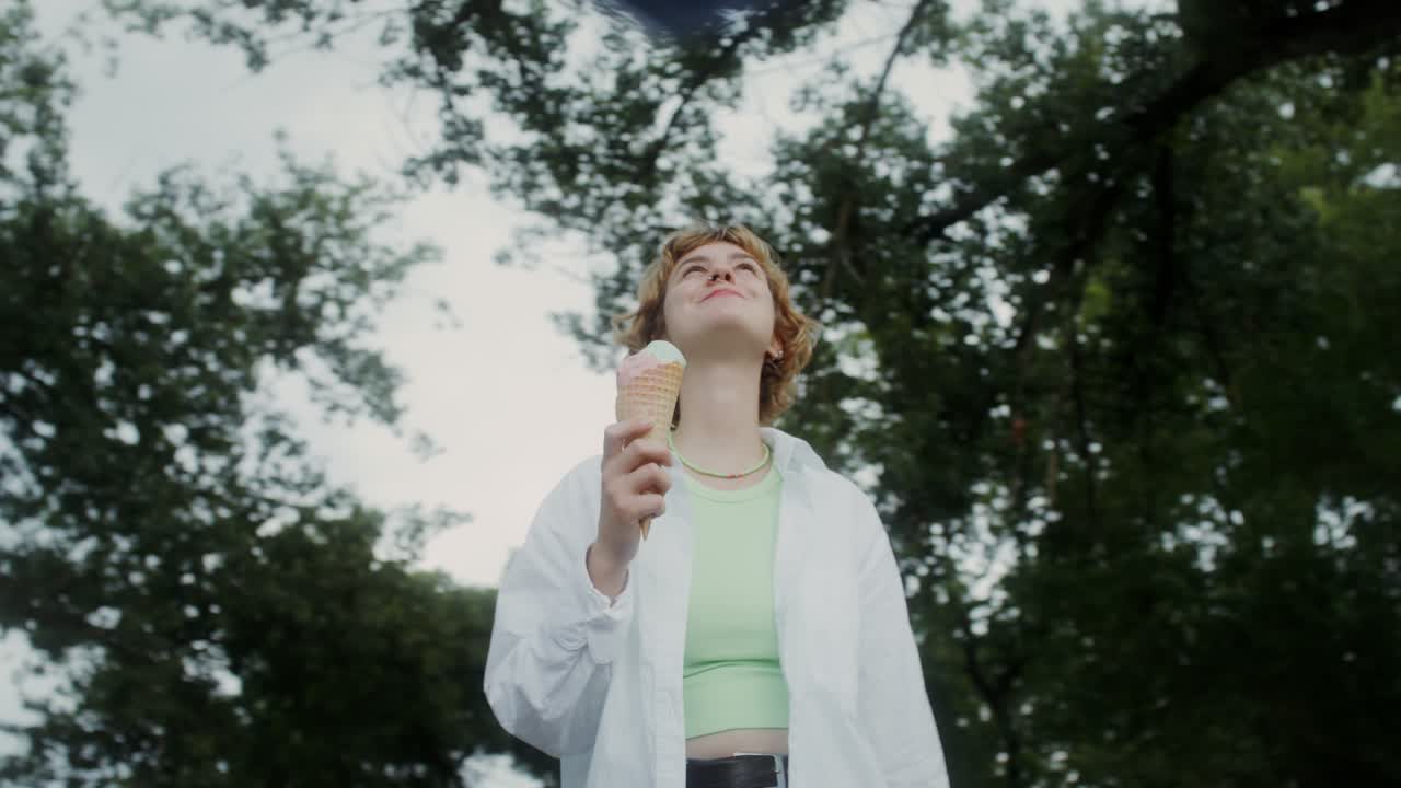 mujer disfrutando de helado en un parque