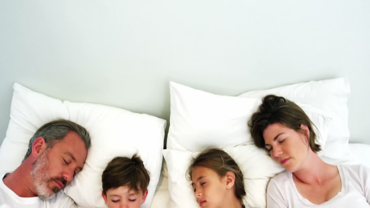 침실에서 자고 있는 가족