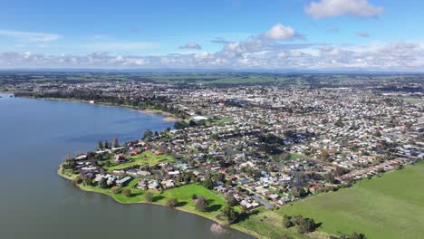 Panorámica-Alrededor-De-La-Tranquila-Ciudad-Interior-Junto-Al-Lago-De-Colac-Victoria-Australia