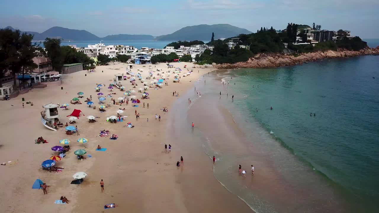 코로나바이러스 발생으로 몇 달간 폐쇄된 공공 해변이 대중에게 재개장함에 따라 홍콩 섹오 해변 방문객들의 180도 이동 조감도