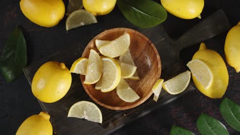 limón en rodajas cayendo en un plato de madera.