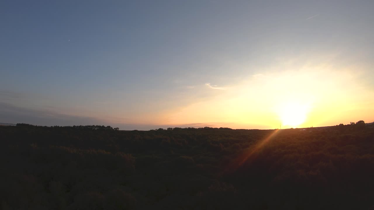 langeoog, alemania: la ciudad y sobre el bosque a la vista de pájaro del dron al atardecer