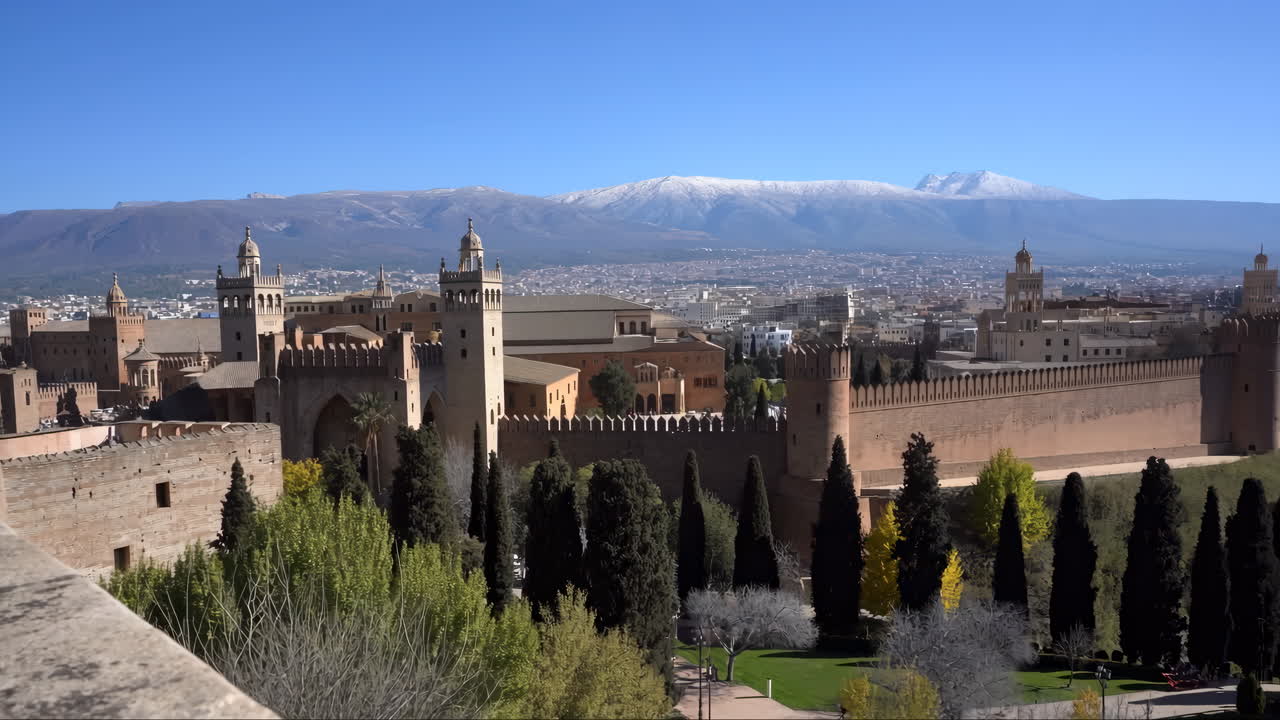 Vista Panorâmica do Palácio de Alhambra em Granada com as Montanhas da Serra Nevada.