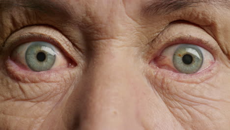 cerrar los ojos macro abriendo la anciana mostrando miedo emoción mirando miedo el iris se contrae