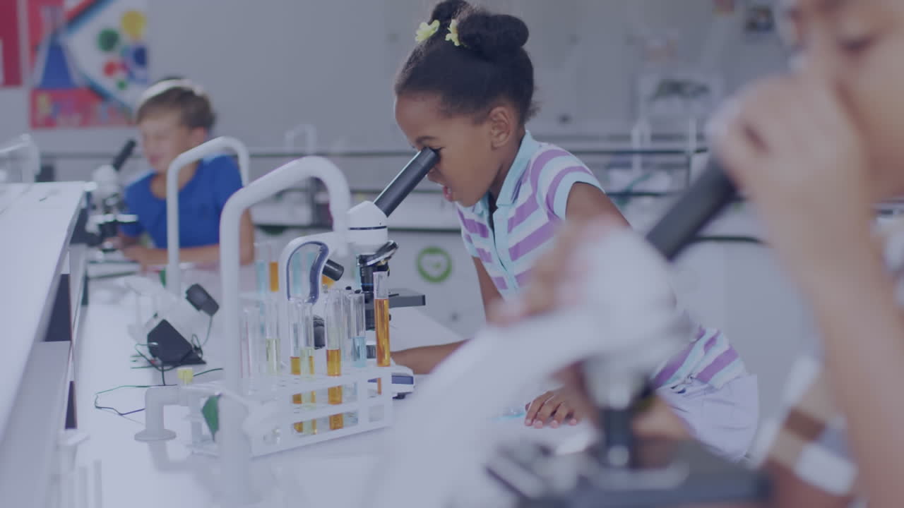 animação de estruturas moleculares sobre crianças de escolas diversas processando microscópios na aula de ciências.