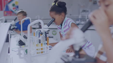 animación de estructuras moleculares sobre diversos escolares demandando microscopios en la clase de ciencias