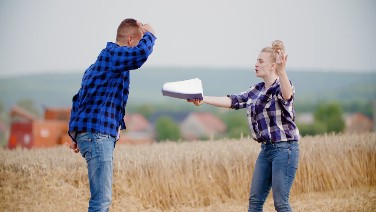 granjeros enojados peleando en el campo 2