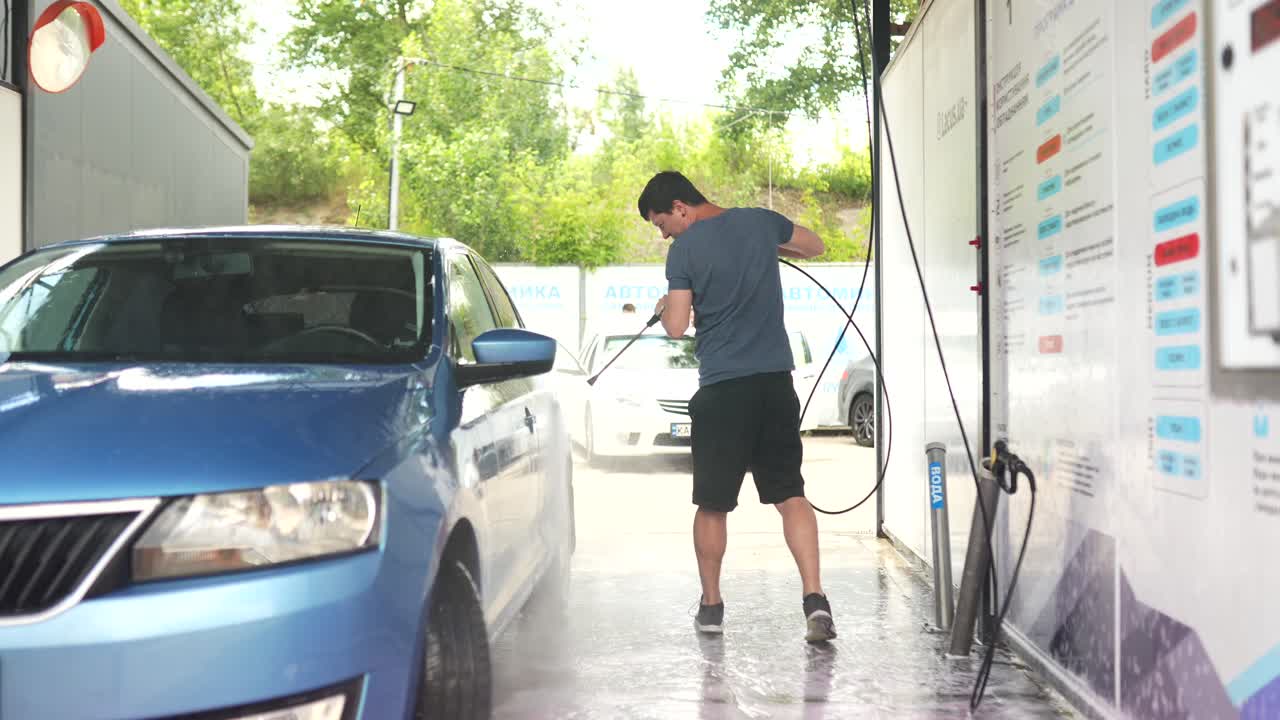 셀프 서비스 세탁소 에서 파란 차 를 는 남자