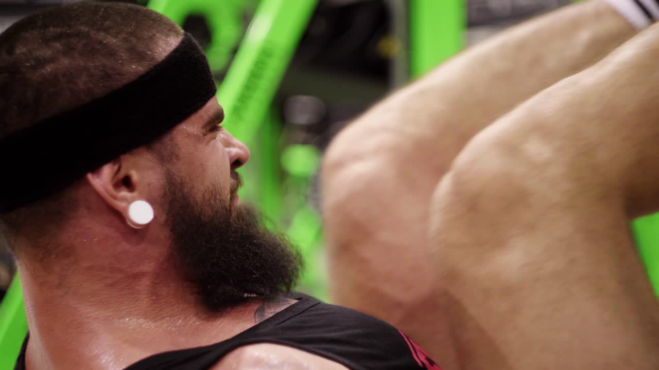 체육관에서 근육질의 남자 근육 건물